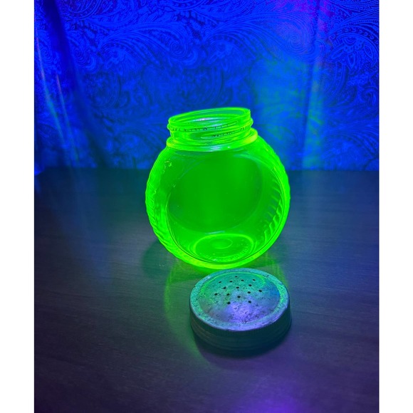 Uranium glass salt shaker with removable metal lid rare Hocking glass - Picture 2 of 10